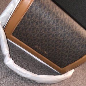 MICHAEL KORS-Jet Set Large Logo Crossbody- NEVER BEEN WORN! BRAND NEW!